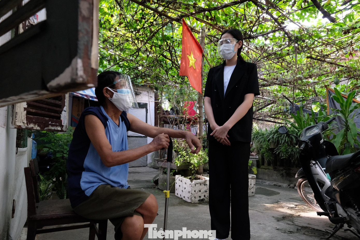 Cách đây không lâu, báo Tiền Phong đã có bài viết về xóm chạy thận này. Sau bài viết, một số nhà hảo tâm đã trao tặng tiền và lương thực cho các bệnh nhân. Các bệnh nhân tại đây cho biết, lương thực và đồ ăn học đã được chính quyền địa phương và các nhà hảo tâm quan tâm đầy đủ. Nhưng họ vẫn đứng trước nhiều khó khăn vì dịch bệnh, không thể đi làm thêm, trong khi viện phí tăng lên do phải trả thêm chi phí test COVID-19. “Với số tiền 2 triệu đồng/người mà chương trình trao tặng, chúng tôi không còn phải lo lắng chi phí đi viện trong những ngày tới. Không biết nói gì hơn, tôi thay mặt mọi người trong xóm gửi lời cảm ơn sâu sắc tới báo Tiền Phong”, ông Phạm Văn Hồng bày tỏ khi trao đổi với hoa hậu Đỗ Thị Hà. Trình duyệt của bạn không hỗ trợ hiển thị video. Clip: Ban tổ chức chương trình và hoa hậu Đỗ Thị Hà thăm xóm chạy thận và lao động sống dưới gầm vành đai 3 Hà Nội.