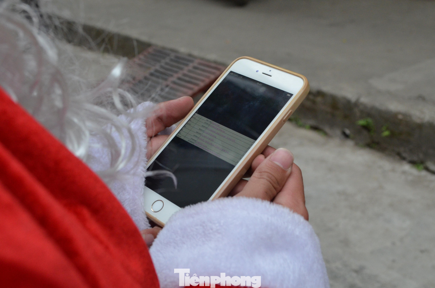 Từ sáng, Tuấn Anh đã làm vài &quot;cuốc” giao hàng. Đến chiều, có khoảng 10 đơn hàng Noel chờ cậu – công việc sẽ bắt đầu từ 3h chiều và hứa hẹn kết thúc vào tối muộn.