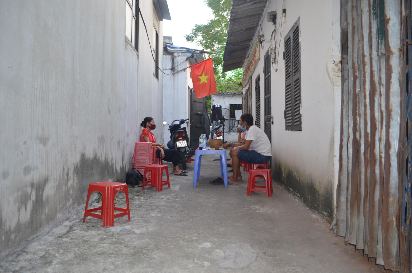 “Ngoài chi phí chạy thận đã có bảo hiểm chi trả, thì khoản tiền mua thuốc thang cộng thêm giá xét nghiệm nhanh COVID-19 để được vào viện chạy chữa mỗi lần hết gần 300 nghìn đồng. Tính ra một tháng chúng tôi tốn thêm vài triệu đồng. Bà con hiện nay không biết sắp tới lấy tiền đâu để bù đắp vào những khoản tiền này”, ông Hồng chia sẻ.