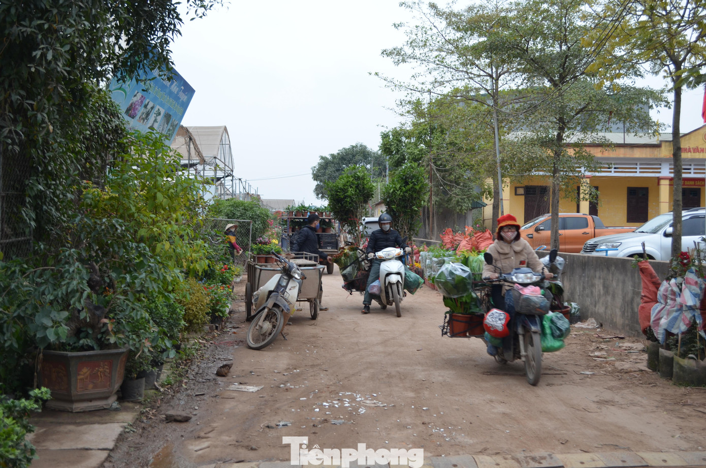 Một số tiểu thương buôn bán nhỏ lẻ từ Hà Nội cũng về đây lấy hàng.