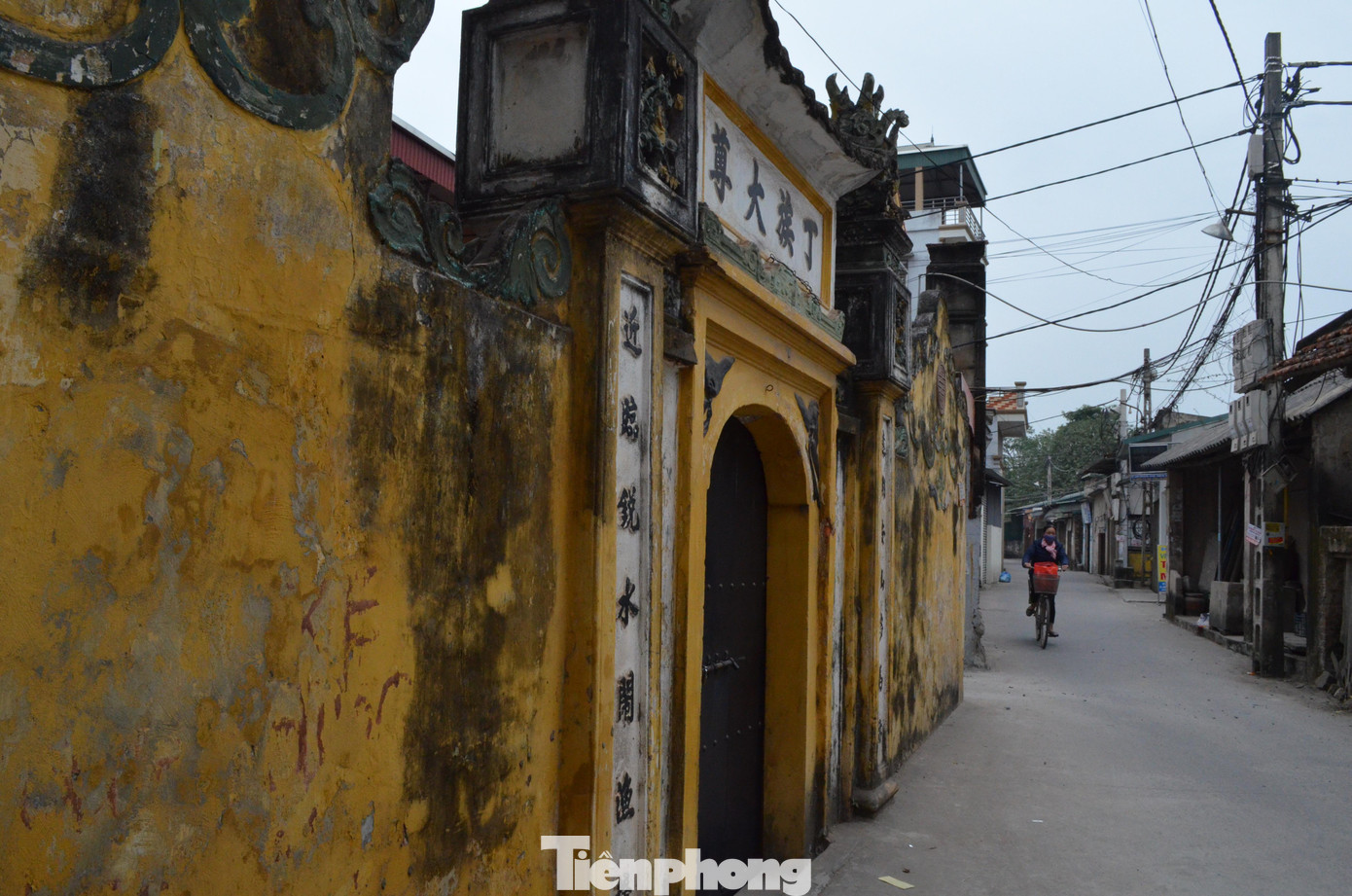 Những năm 1920-1940 của thế kỷ trước, người làng đua nhau ra Hà Nội lập xưởng, làm chủ nhà máy, chủ cửa hàng, tiệm buôn khá đông. Một loạt tên tuổi các nhà giàu Hà Nội lấy tên hiệu bắt đầu bằng chữ “Cự” như Cự Doanh, Cự Chân, Cự Phát… chính là người Cự Đà.