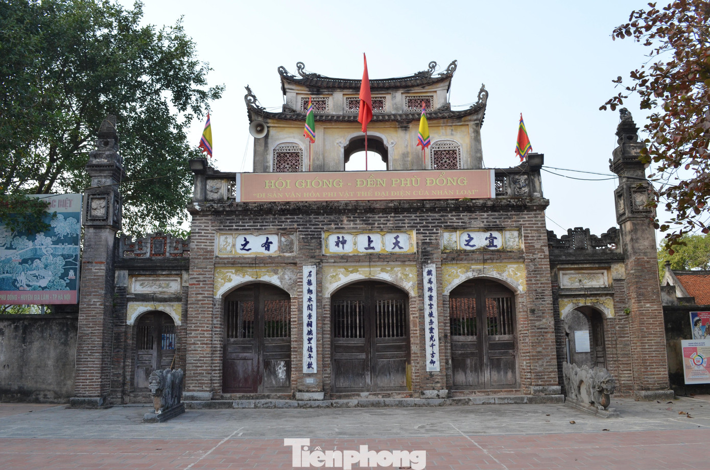 Đền Thượng nằm sát đê sông Đuống, được bố cục theo hình chữ &quot;công&quot; (工), quy mô rộng rãi.