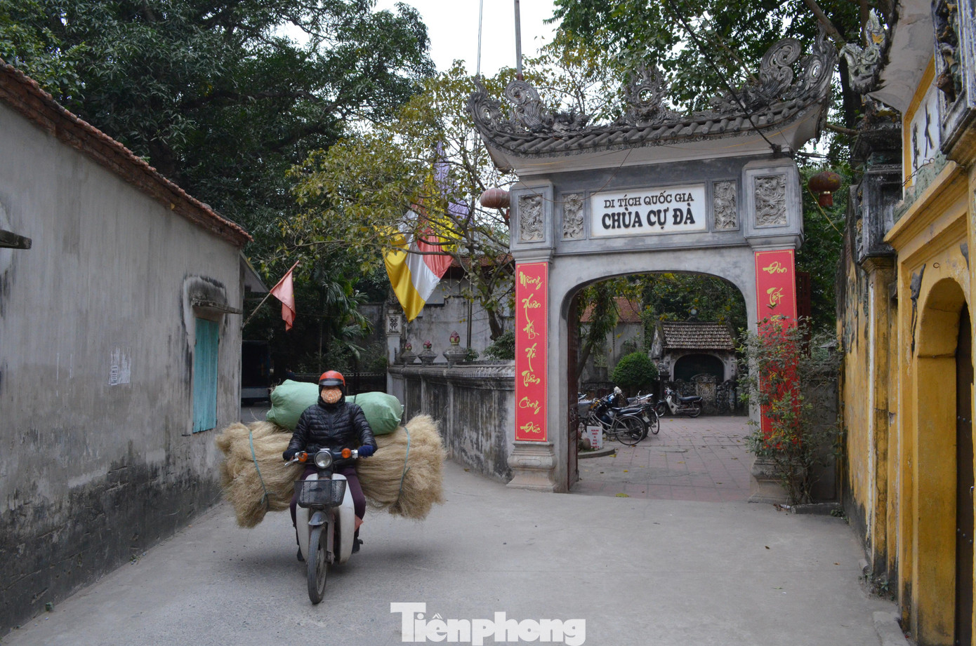 Chùa Cự Đà được xếp hạng di tích quốc gia. Ngoài những nếp nhà cổ, làng Cự Đà còn nổi danh với nghề làm tương và miến. Năm 2018, trang du lịch của đài CNN đã có một bài viết kèm video giới thiệu về ngôi làng có lịch sử hơn 400 năm và nghề làm miến tại đây.