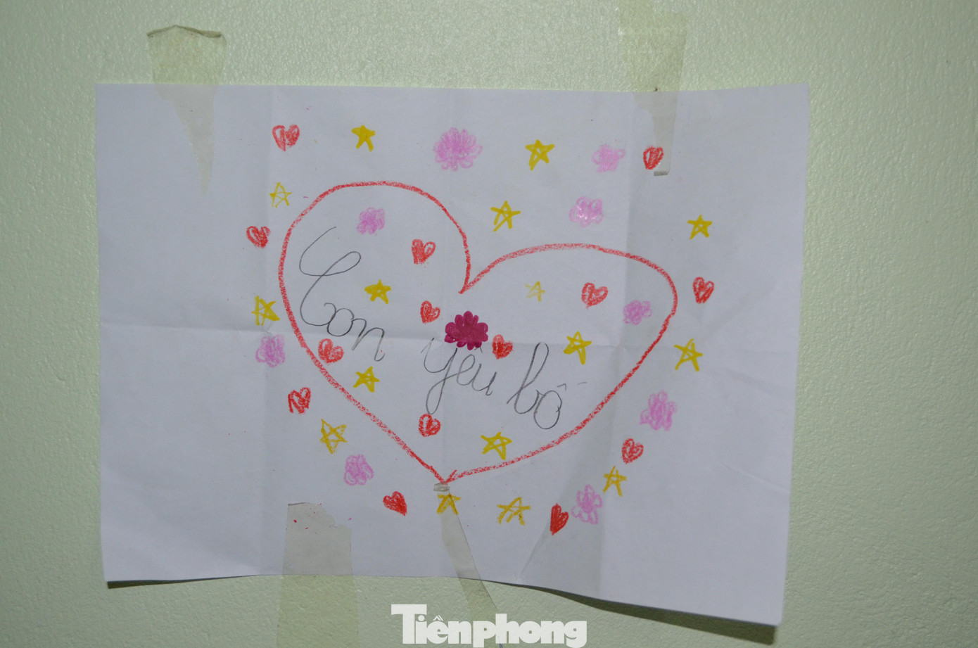Bức tranh của cháu H. A. vẽ tặng bố tại khu cách ly Bức tranh của cháu H. A. vẽ tặng bố tại khu cách ly