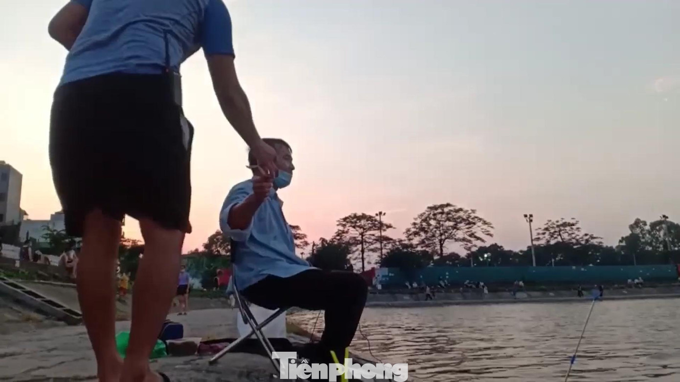 Theo Phó chủ tịch UBND phường Định Công Đặng Xuân Chiến, khó giải quyết triệt để tình trạng này vì các đối tượng thường lẩn trốn, không trực tiếp ra mặt. Theo Phó chủ tịch UBND phường Định Công Đặng Xuân Chiến, khó giải quyết triệt để tình trạng này vì các đối tượng thường lẩn trốn, không trực tiếp ra mặt.