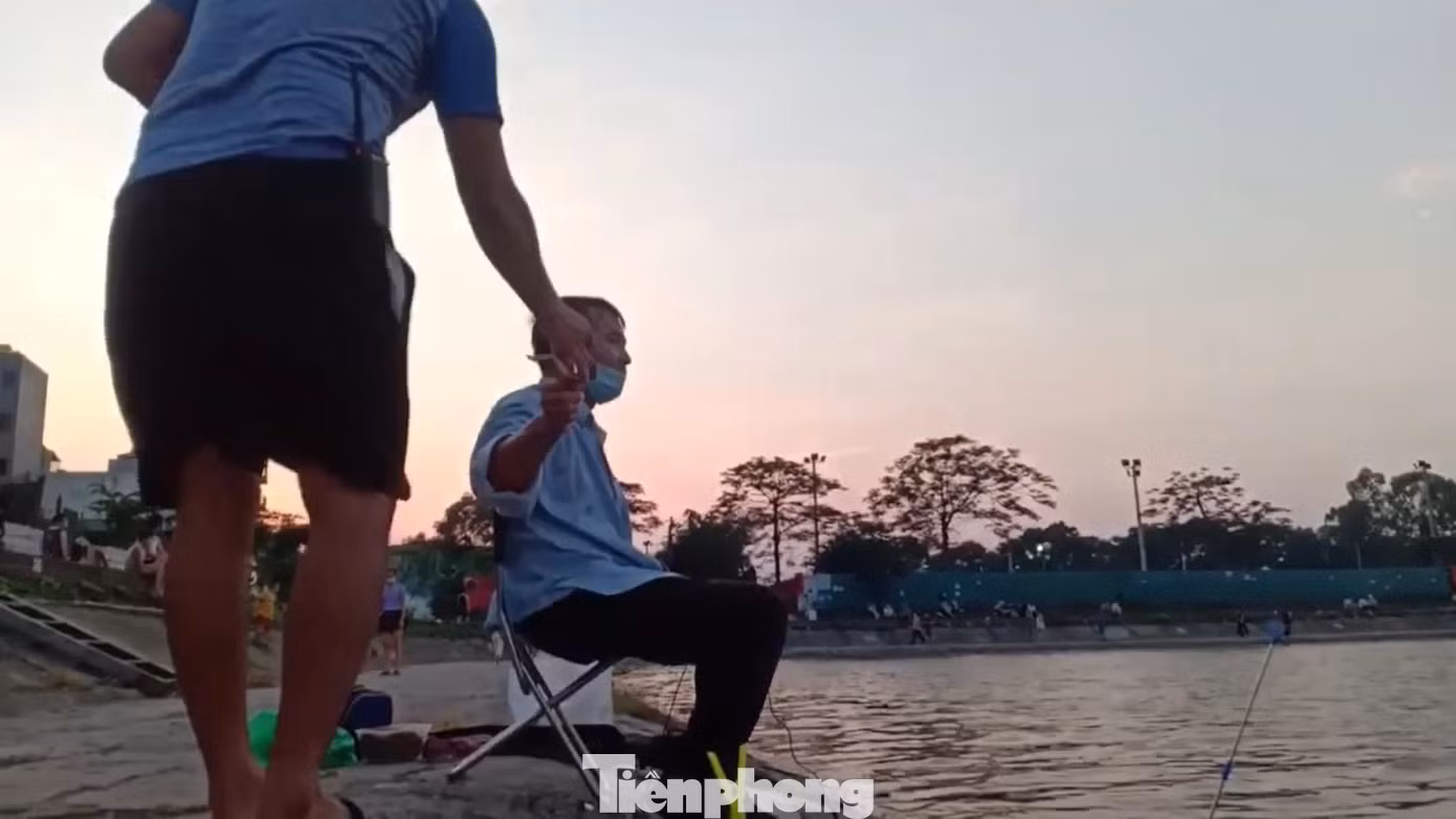 Theo quan sát, cứ khoảng 18 giờ trở đi, các đối tượng tự nhận là nhà hồ xuất hiện với chiếc xe máy cùng bộ đàm dắt bên mình. Những người này sẽ đi vòng quanh hồ để phát vé, thu tiền của người câu.