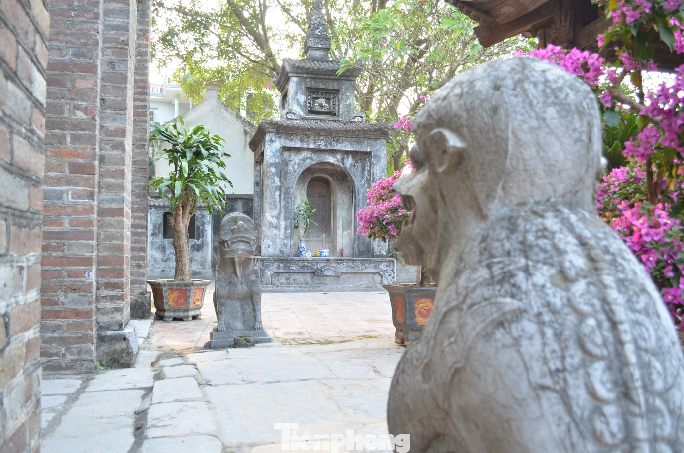 Phía sau có đôi nghê đá được cho là cũng được làm vào quãng thời gian trên.