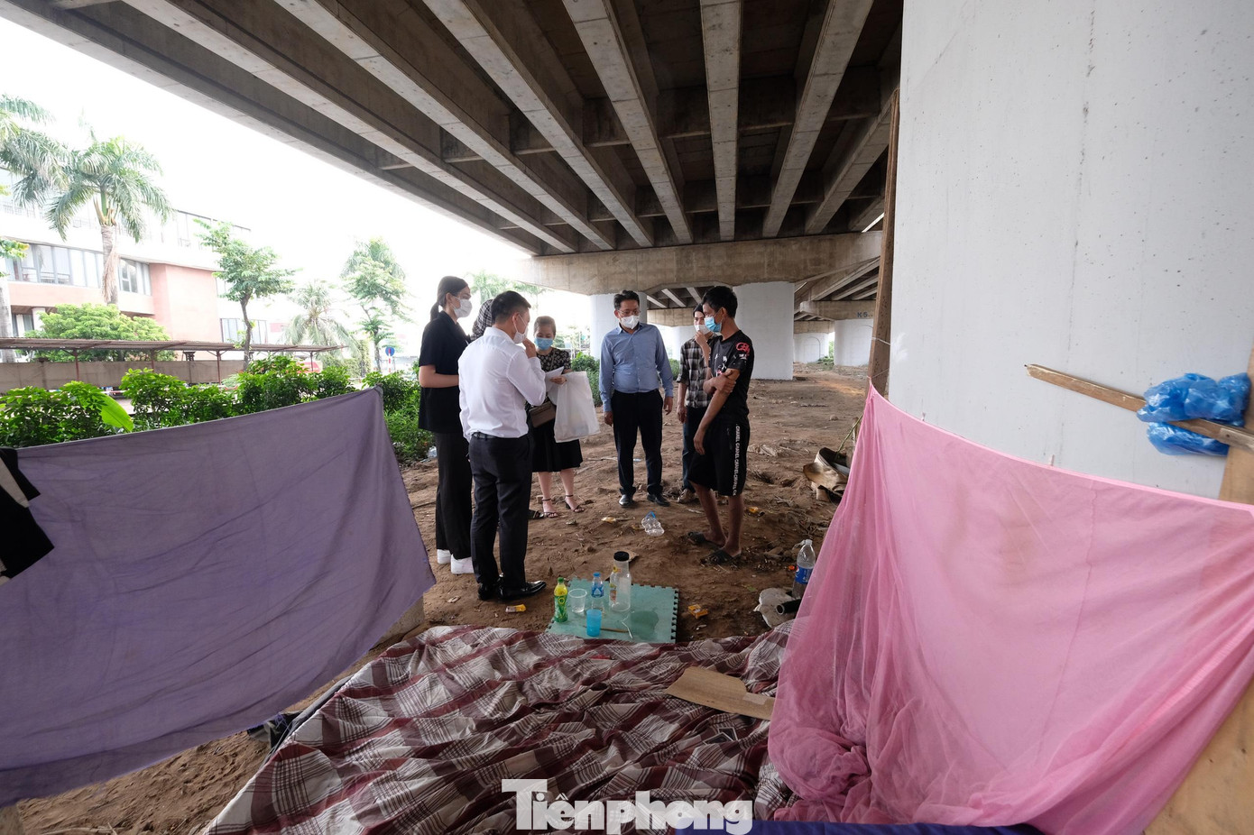 Sau đó, đoàn đến gầm cầu vành đai 3 (đoạn gần bến xe Nước Ngầm). Đây là nơi trú ngụ của nhiều lao động tự do vì mất việc, không còn thu nhập, tiền thuê trọ nên ra đây sống tạm bợ.