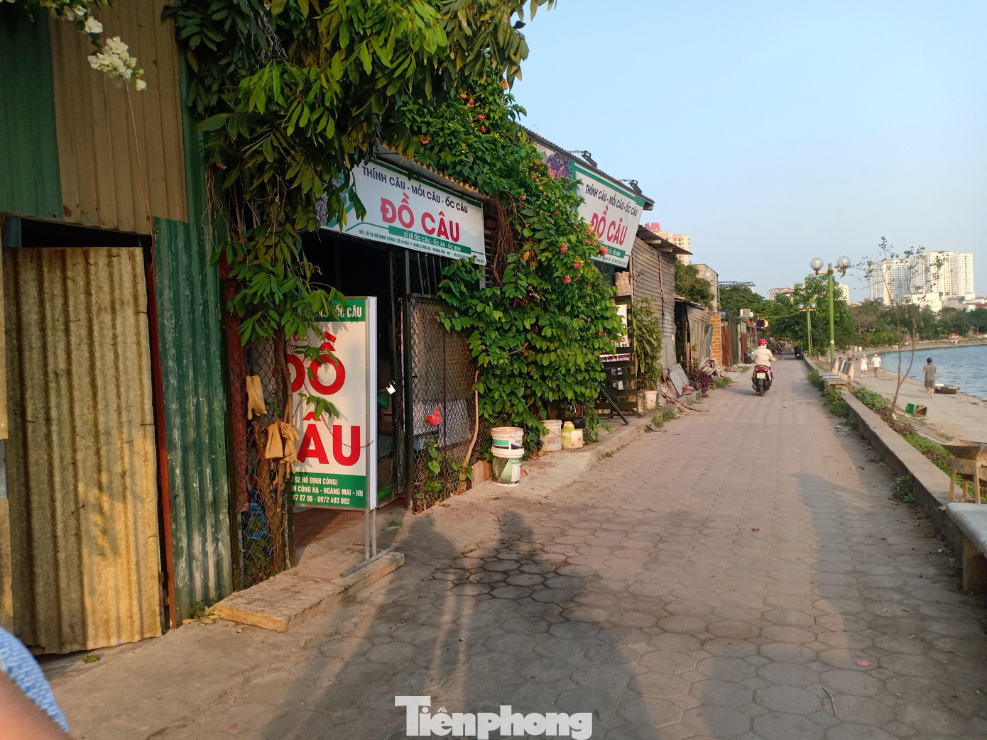 Với mức giá và số lượng người câu đông đảo, “nhà hồ” có thể thu về tiền triệu mỗi ngày, thậm chí lên cả chục triệu từ việc thu phí chưa kể việc cho thuê đồ câu, phụ kiện câu, dịch vụ kèm theo… Trước đó (31/12/2020), báo Tiền Phong cũng đã từng có bài viết phản ánh về tình trạng này. Nhưng đến nay có thể thấy, hoạt động câu cá dịch vụ vẫn diễn ra ngang nhiên bất chấp pháp luật. Việc tổ chức thả cá, câu cá tại hồ Định Công là không đúng quy định, tiềm ẩn nguy cơ gây mất an ninh trật tự, vệ sinh môi trường, văn minh đô thị và ảnh hưởng nghiêm trọng đến nguồn nước.