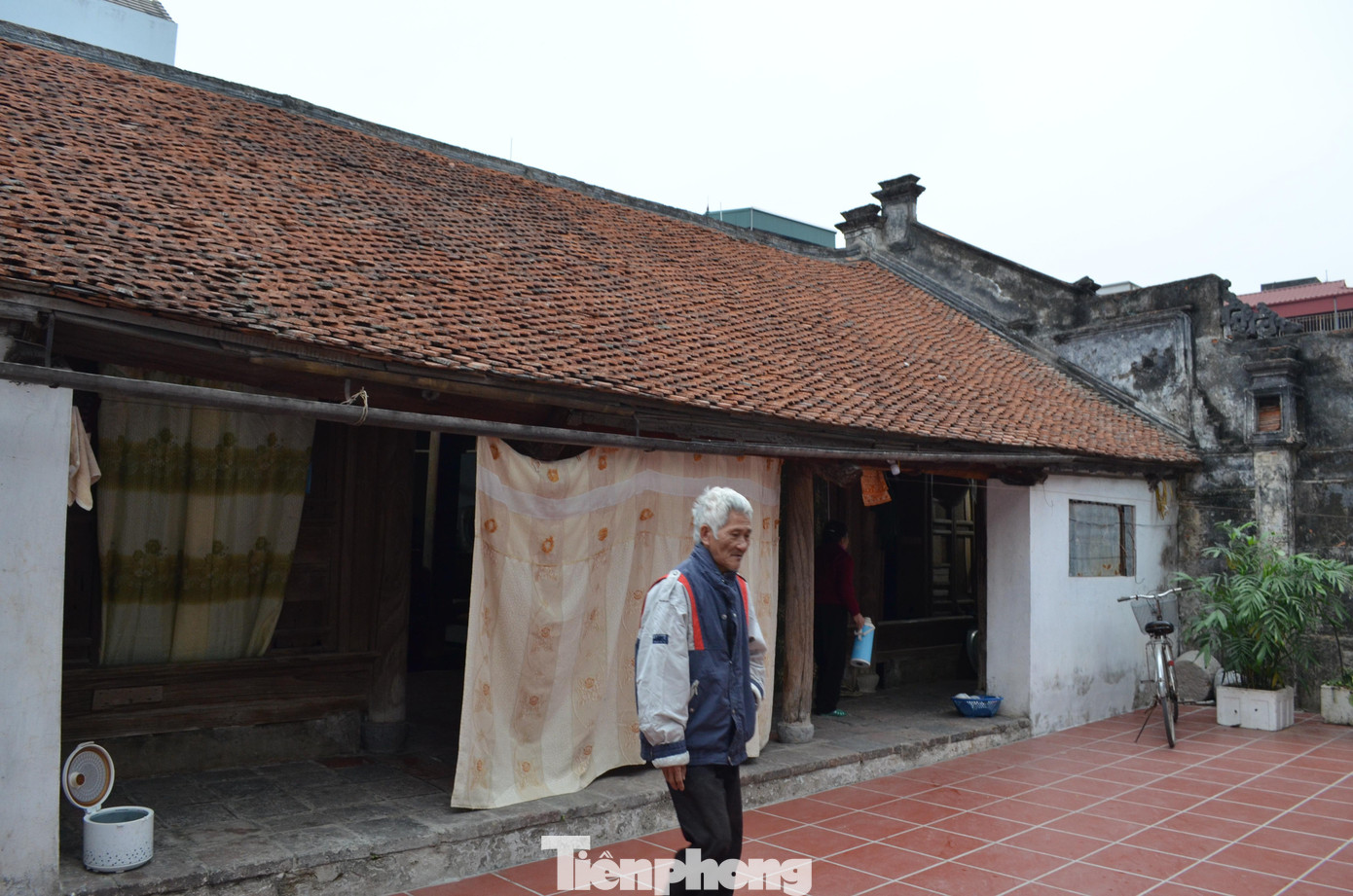 Trong ảnh là một trong những ngôi nhà cổ của làng. Ông Trịnh Thế Sủng – chủ nhà, cho biết, nhà được xây dựng từ năm 1874.