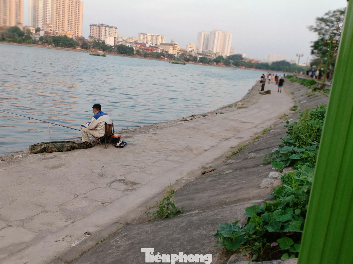 Một cần thủ tại đây cho hay, nếu muốn câu thì chỉ việc mang cần ra hồ, tự động sẽ có người đến phát vé, thu tiền. Còn không có thể đến đăng ký tại một quán nước mía ngay cạnh lối rẽ vào hồ. PV Tiền Phong đã tiếp cận với chủ quán này và được cho biết mức giá dao động từ 300-600 nghìn đồng/ca tùy từng loại cần.