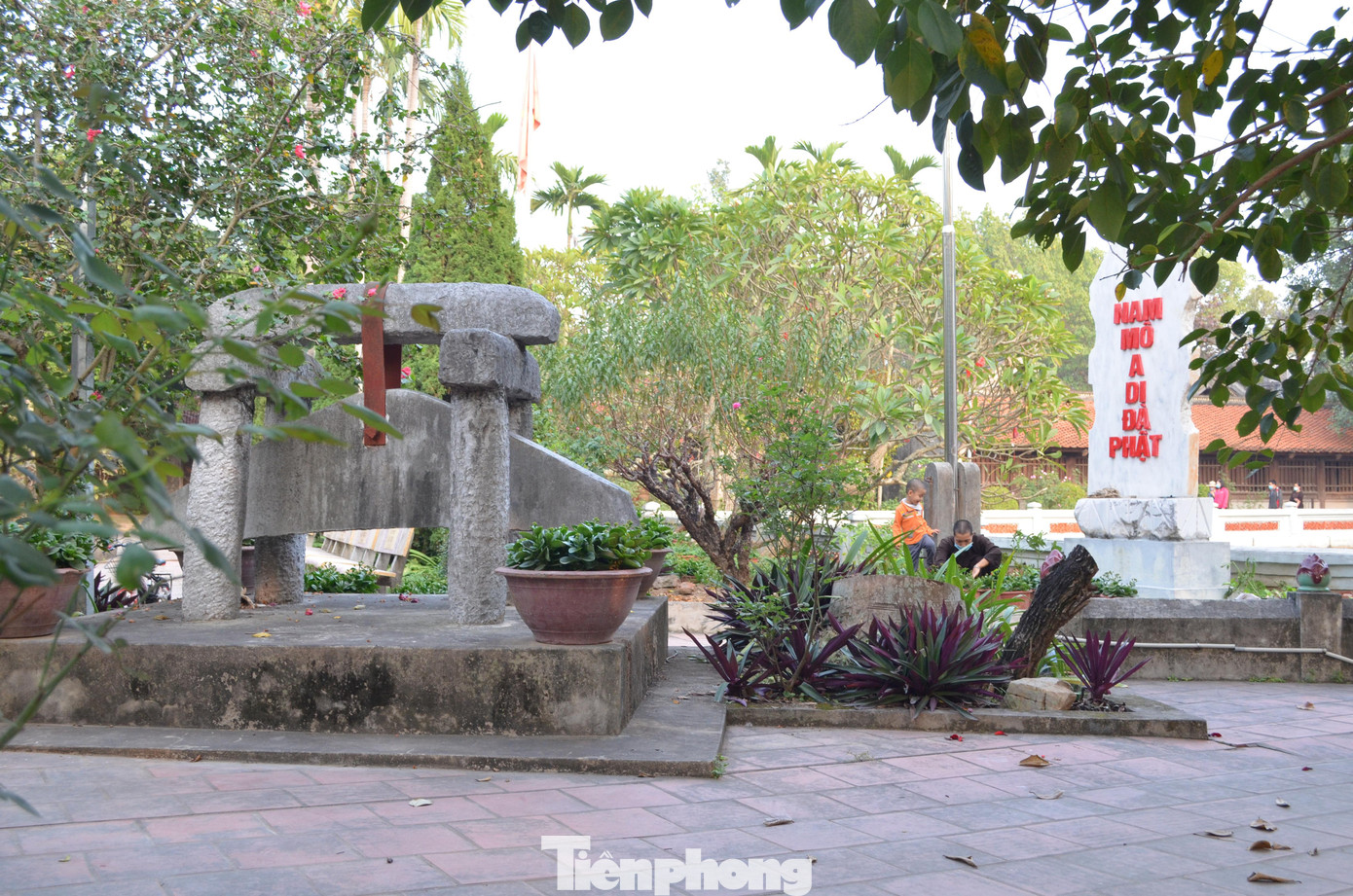 Bên trái đền Thượng là chùa Kiến Sơ – nơi khởi nguồn dòng thiền Vô Ngôn Thông. Trong ảnh là khu vực trước tiền đường, có một chiếc khánh đá cổ.