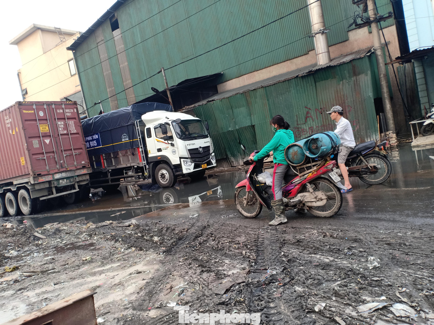 Doanh nghiệp xả thải ra đường khiến việc đi lại của người dân cùng hàng nghìn người lao động gặp nhiều khó khăn.