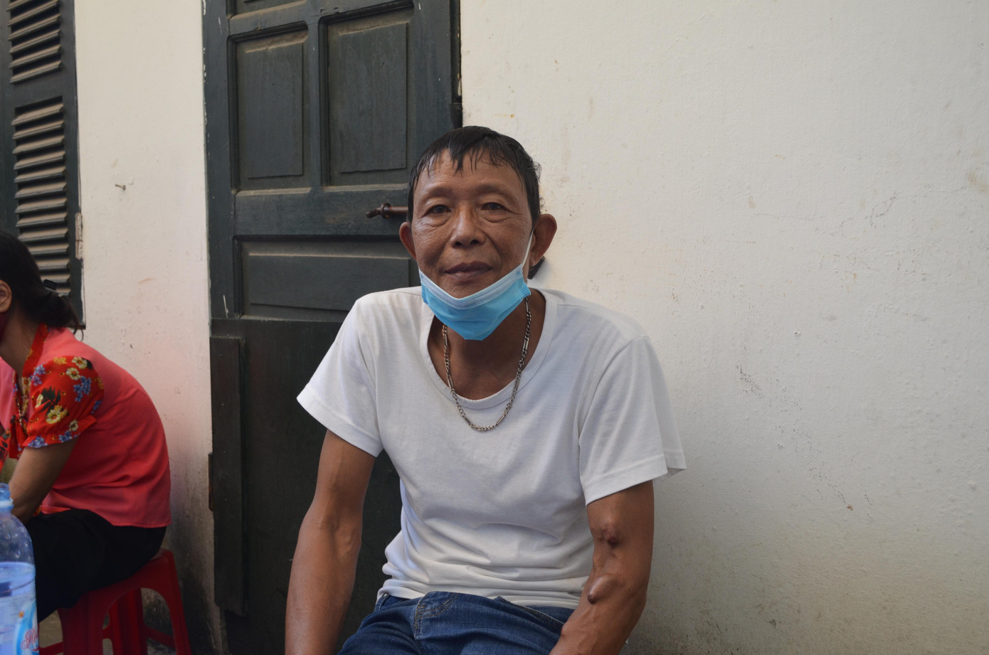 Ông Phạm Văn Hồng cho biết, hiện xóm nhận được nhiều nhu yếu phẩm như gạo, mì tôm, cá khô… từ các mạnh thường quân. Qua đó, giúp một phần nào cuộc sống của các bệnh nhân nơi đây vơi bớt khó khăn. “Ngoài chi phí chạy thận đã có bảo hiểm chi trả, thì khoản tiền mua thuốc thang cộng thêm giá xét nghiệm nhanh COVID-19 để được vào viện chạy chữa mỗi lần hết gần 300 nghìn đồng. Tính ra một tháng chúng tôi tốn thêm vài triệu đồng. Bà con hiện nay không biết sắp tới lấy tiền đâu để bù đắp vào những khoản tiền này”, ông Hồng chia sẻ. Trong ảnh là ban thờ Phật được các bệnh nhân xóm chạy thận nơi đây lập ra từ hơn 10 năm trước. Chủ nhật hàng tuần, các thành viên xóm ngồi tụng kinh cầu mong bình an đến cho mọi người. Trình duyệt của bạn không hỗ trợ hiển thị video. Clip: Ông Phạm Văn Hồng, trưởng xóm chạy thận Ngọc Hồi nói về cuộc sống khó khăn của các bệnh nhân chạy thận.