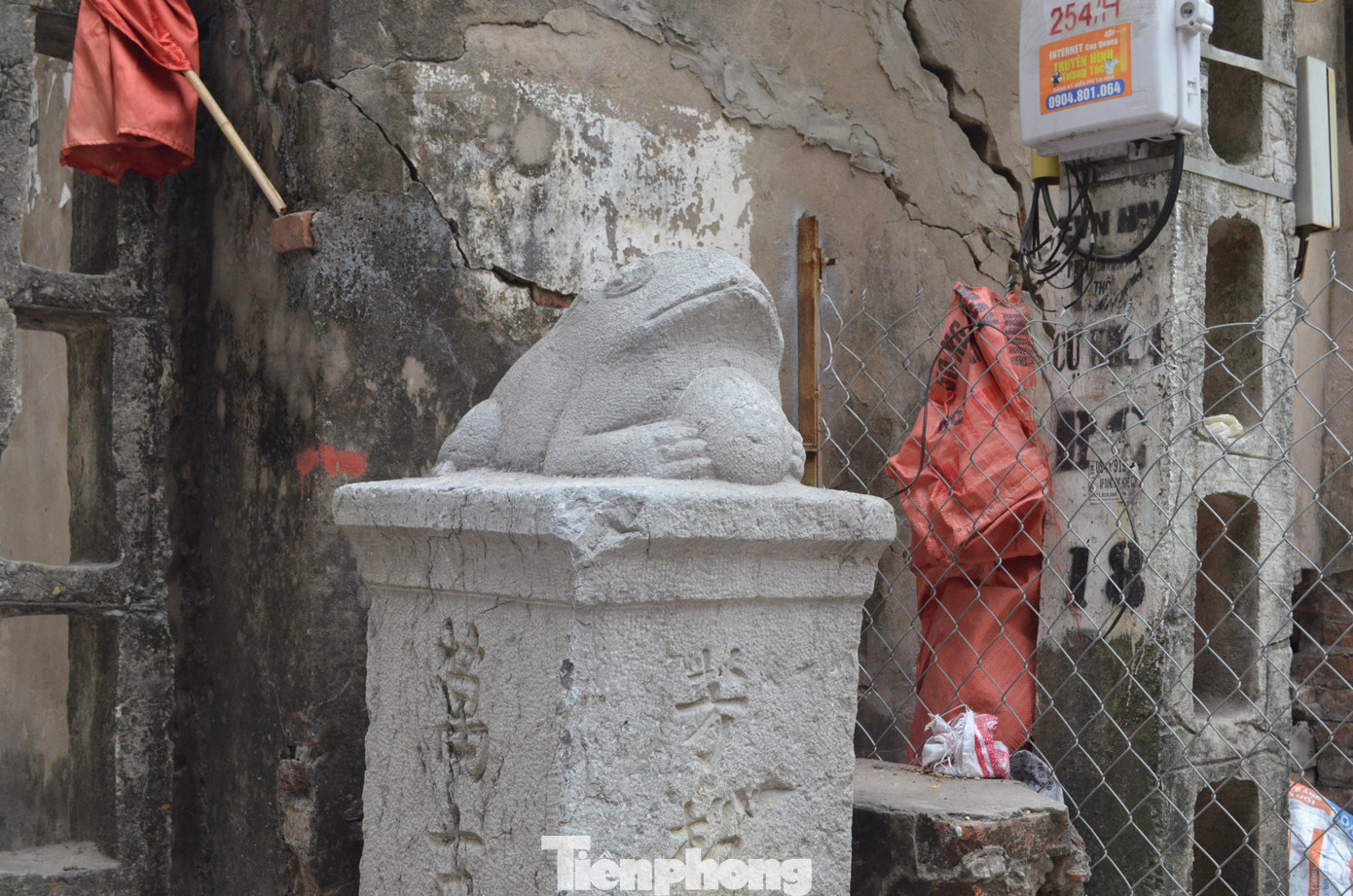 Trước đây, bến sông Nhuệ buôn bán tấp nập. Dân làng Cự Đà dựng cột trên đó có con cóc đội đèn để thuyền bè biết lối cập bến.