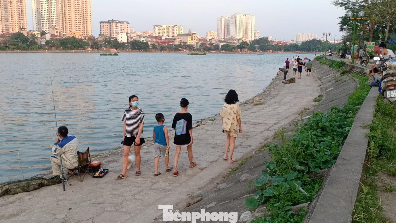 Theo quan sát, những cần thủ chuyên nghiệp thường lựa chọn khung giờ từ 18 giờ đến đêm khuya. Ngoài ra, thú vui này còn thu hút nhiều học sinh, trẻ em. Nhiều người trong số đó không đeo khẩu trang. Ngoài việc người dân ngó lơ quy định phòng chống dịch của thành phố, nơi đây từ lâu đã biến thành địa bàn cho một số đối tượng tổ chức kinh doanh thu tiền dịch vụ câu cá cho những ai có nhu cầu. Một cần thủ tại đây cho hay, nếu muốn câu thì chỉ việc mang cần ra hồ, tự động sẽ có người đến phát vé, thu tiền. Còn không có thể đến đăng ký tại một quán nước mía ngay cạnh lối rẽ vào hồ. PV Tiền Phong đã tiếp cận với chủ quán này và được cho biết mức giá dao động từ 300-600 nghìn đồng/ca tùy từng loại cần. Theo quan sát, cứ khoảng 18 giờ trở đi, các đối tượng tự nhận là nhà hồ xuất hiện với chiếc xe máy cùng bộ đàm dắt bên mình. Những người này sẽ đi vòng quanh hồ để phát vé, thu tiền của người câu. Với mức giá và số lượng người câu đông đảo, “nhà hồ” có thể thu về tiền triệu mỗi ngày, thậm chí lên cả chục triệu từ việc thu phí chưa kể việc cho thuê đồ câu, phụ kiện câu, dịch vụ kèm theo… Trước đó (31/12/2020), báo Tiền Phong cũng đã từng có bài viết phản ánh về tình trạng này. Nhưng đến nay có thể thấy, hoạt động câu cá dịch vụ vẫn diễn ra ngang nhiên bất chấp pháp luật. Việc tổ chức thả cá, câu cá tại hồ Định Công là không đúng quy định, tiềm ẩn nguy cơ gây mất an ninh trật tự, vệ sinh môi trường, văn minh đô thị và ảnh hưởng nghiêm trọng đến nguồn nước.