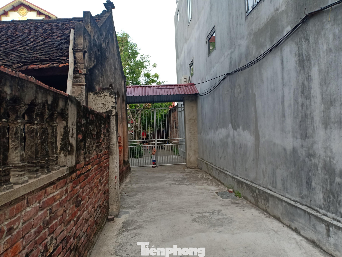 Hiện, nhà anh G. vẫn thường xuyên "đóng cửa, then cài" do bản thân anh chưa hết thời gian cách ly 14 ngày. Hiện, nhà anh G. vẫn thường xuyên "đóng cửa, then cài" do bản thân anh chưa hết thời gian cách ly 14 ngày.