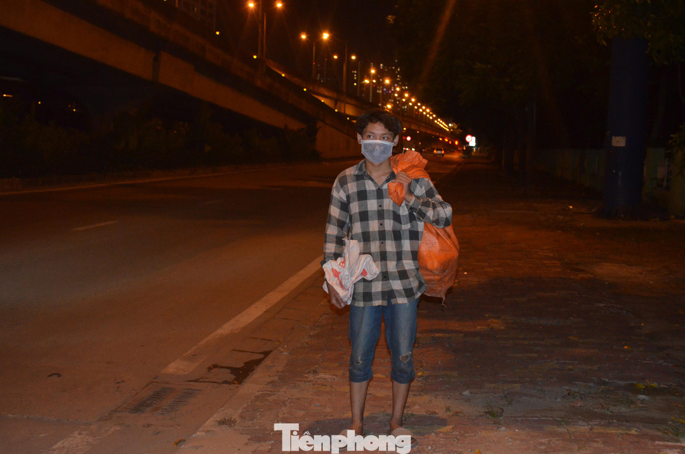 “Em sợ con virus này lắm, nên đi đêm ít người nên chắc sẽ bớt bị ảnh hưởng hơn. Với lại, ban ngày nóng bức cộng em lo không làm ăn được gì mấy. Không biết bao giờ mới đủ tiền bắt xe về quê”, thanh niên người dân tộc Thái cười nói.