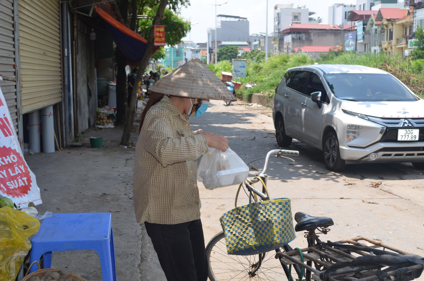 “Nếu sắp tới phường Nhật Tân có ca mắc COVID-19, để đảm bảo việc phòng chống dịch, tôi sẽ không tổ chức làm cơm như bây giờ nữa. Thay vào đó, tôi sẽ tặng những người lao động nghèo những nhu yếu phẩm cần thiết như gạo, mắm muối, mỳ chính… để họ có thể tồn tại được trong quãng thời gian khó khăn này”, chị Linh cho hay. Tương tự, những ngày này, tại bếp ăn Khu tập thể Ủy ban Khoa học Nhà nước thuộc ngõ Thịnh Hào 1 (Đống Đa, Hà Nội) luôn đỏ lửa. Nhóm Bình an trở lại gồm những thầy cô giáo, phụ huynh học sinh tổ chức nấu 200 suất cơm chuyển tới những công nhân xây dựng đang “mắc kẹt” trong dịch tại phường Phúc La, quận Hà Đông. Trao đổi với Tiền Phong, cô giáo Đỗ Thu Hương – đại diện nhóm – cho biết chương trình bắt đầu từ ngày 26/7, dự kiến sẽ tiếp tục triển khai đến khi nào Hà Nội hết đợt giãn cách. Nguồn tài chính được nhóm vận động từ nhiều nguồn như các thầy/cô giáo, phụ huynh học sinh và các mạnh thường quân… Cô giáo Hương cho biết, các thành viên trong nhóm nấu ăn rất khá nên món ăn sẽ thay đổi theo từng ngày. Tuy nhiên, gần đây dịch bệnh ngày càng căng thẳng, nguồn cung thực phẩm vì thế cũng khó giao đến hơn. Hoạt động của nhóm "Bình An trở lại" nằm trong chương trình “Triệu bữa ăn – Hà Nội nghĩa tình” do Trung tâm Tình nguyện Quốc gia cùng nhóm Thần tốc Hà Nội thực hiện nhằm mang đến những bữa ăn đầy đủ dinh dưỡng trong suốt thời gian Hà Nội giãn cách xã hội. Trong đó, nhóm "Bình an trở lại" là nhóm từ thiện được lập ra từ khi có dịch với định hướng ủng hộ tuyến đầu chống dịch. Khi có chương trình "Triệu bữa - Hà Nội nghĩa tình", nhóm "Bình an trở lại" kết hợp với nhóm thần tốc Hà Nội để thực hiện. Nguồn tài trợ, lương thực thực phẩm, cho đến vận chuyển, chia cơm đều có sự kết hợp của các tình nguyện viên. Nhóm "Bình an trở lại: nhận nhiệm vụ chính là nấu ăn. “Ai cũng muốn dịch bệnh chóng qua đi. Bên cạnh niềm tin, chúng ta cần nâng cao ý thức một chút, cùng nhau đồng lòng sẻ chia; có nhiều giúp nhiều, có ít giúp ít. Đây cũng là thông điệp mà nhóm Bình an trở lại muốn lan tỏa tới mọi người!”, cô giáo Hương chia sẻ. Trình duyệt của bạn không hỗ trợ hiển thị video. Clip: Chị Trần Thị Linh chia sẻ về công việc thiện nguyện của mình.