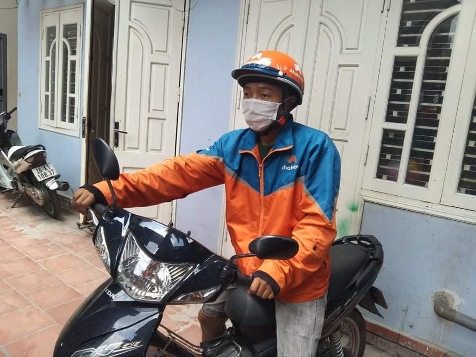 Nông Hữu Lý mong đợt dịch sớm đi qua để trở lại với công việc giao hàng của mình. Ảnh: Nhân vật cung cấp.