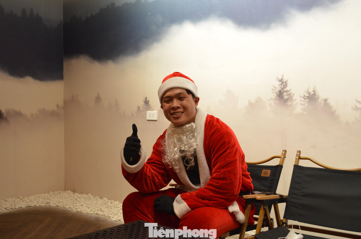 “Em chạy giao hàng kiếm được 13 nghìn 500 đồng/km; trong khi đó cũng trên độ dài quãng đường này, giao quà Noel được 50 nghìn đồng. Tuy rất bận rộn, nhưng em cố gắng tranh thủ mấy ngày để cải thiện thu nhập, đỡ đần gia đình”, Tuấn Anh nói.