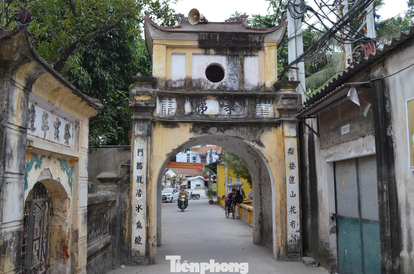 Nếu Đường Lâm (Sơn Tây, Hà Nội) là làng Việt cổ điển hình của vùng trung du Bắc Bộ, thì nơi đây lại là nơi mang những đặc trưng của làng cổ ven sông… Ngay lối vào làng Cự Đà hiện vẫn còn rất nhiều những cổng cổ, khắc chữ Hán.