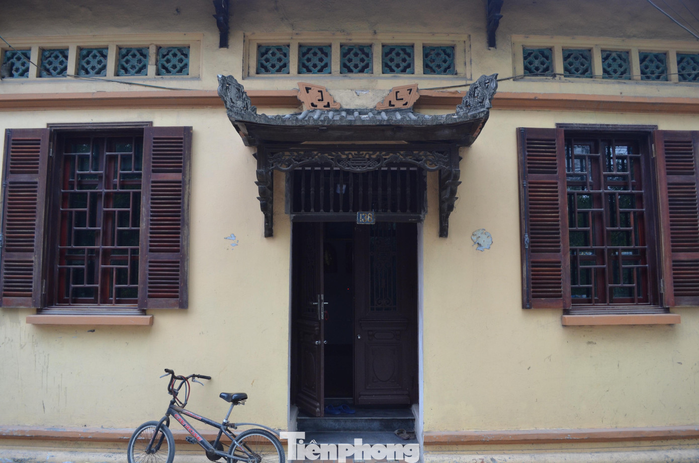 Cùng với những gian nhà cổ thuần Việt, trong làng còn có những biệt thự cổ theo kiến trúc pha trộn giữa Pháp – Việt độc đáo không kém…