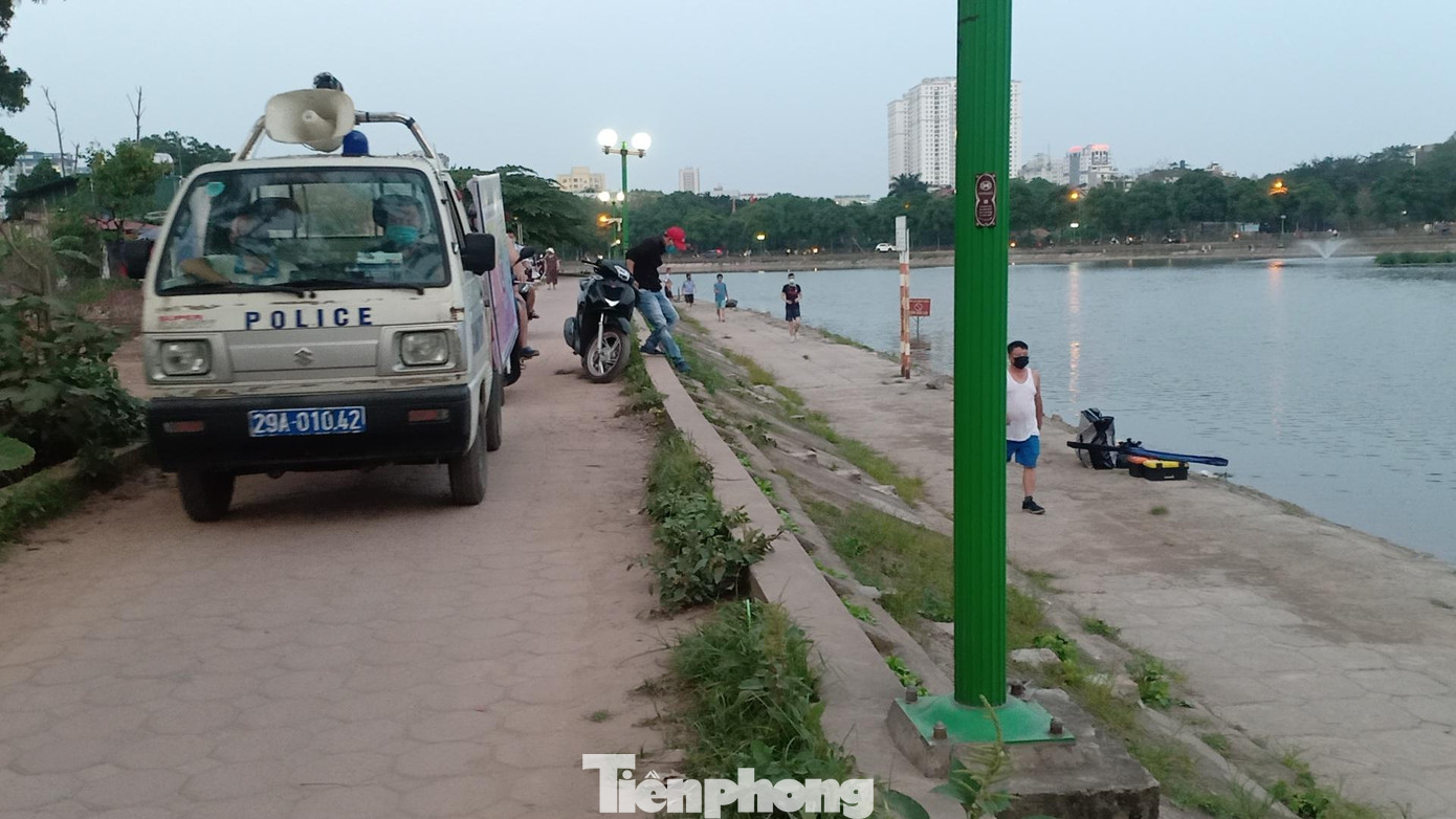 Xe của đội an ninh trật tự vẫn thường xuyên ra vào hồ nhắc nhở, tuyên truyền tới người dân biện pháp an toàn phòng chống dịch, nhưng phía dưới, vi phạm vẫn diễn ra. Theo quan sát, những cần thủ chuyên nghiệp thường lựa chọn khung giờ từ 18 giờ đến đêm khuya. Ngoài ra, thú vui này còn thu hút nhiều học sinh, trẻ em. Nhiều người trong số đó không đeo khẩu trang. Ngoài việc người dân ngó lơ quy định phòng chống dịch của thành phố, nơi đây từ lâu đã biến thành địa bàn cho một số đối tượng tổ chức kinh doanh thu tiền dịch vụ câu cá cho những ai có nhu cầu. Một cần thủ tại đây cho hay, nếu muốn câu thì chỉ việc mang cần ra hồ, tự động sẽ có người đến phát vé, thu tiền. Còn không có thể đến đăng ký tại một quán nước mía ngay cạnh lối rẽ vào hồ. PV Tiền Phong đã tiếp cận với chủ quán này và được cho biết mức giá dao động từ 300-600 nghìn đồng/ca tùy từng loại cần. Theo quan sát, cứ khoảng 18 giờ trở đi, các đối tượng tự nhận là nhà hồ xuất hiện với chiếc xe máy cùng bộ đàm dắt bên mình. Những người này sẽ đi vòng quanh hồ để phát vé, thu tiền của người câu. Với mức giá và số lượng người câu đông đảo, “nhà hồ” có thể thu về tiền triệu mỗi ngày, thậm chí lên cả chục triệu từ việc thu phí chưa kể việc cho thuê đồ câu, phụ kiện câu, dịch vụ kèm theo… Trước đó (31/12/2020), báo Tiền Phong cũng đã từng có bài viết phản ánh về tình trạng này. Nhưng đến nay có thể thấy, hoạt động câu cá dịch vụ vẫn diễn ra ngang nhiên bất chấp pháp luật. Việc tổ chức thả cá, câu cá tại hồ Định Công là không đúng quy định, tiềm ẩn nguy cơ gây mất an ninh trật tự, vệ sinh môi trường, văn minh đô thị và ảnh hưởng nghiêm trọng đến nguồn nước.