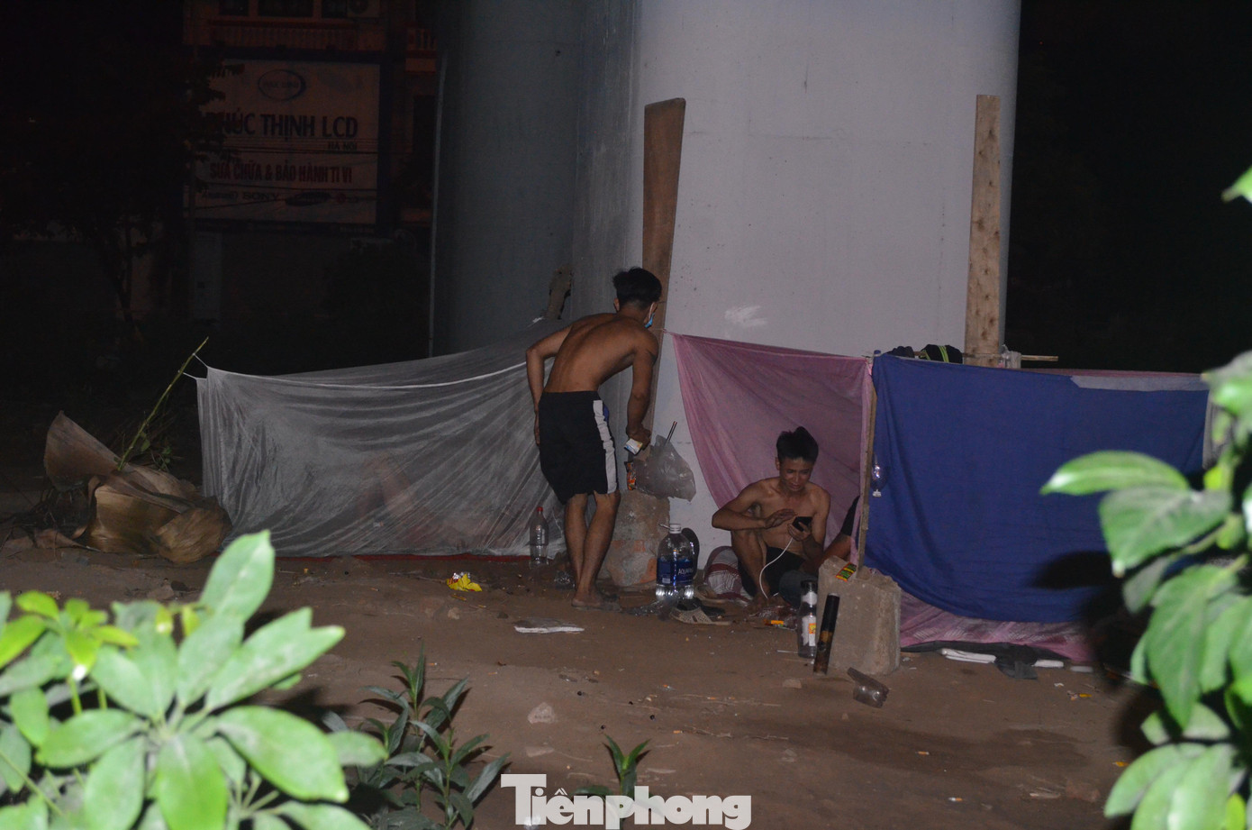 Dưới gầm cầu đường vành đài 3 dọc quốc lộ 1A (đoạn gần bến xe Nước Ngầm) là nơi trú ngụ của ba người đàn ông khác đến từ Nam Định, Điện Biên và Nghệ An. Hàng ngày, họ trông chờ vào những suất cơm từ thiện, nếu không thì nhai mỳ tôm sống. Mọi sinh hoạt cá nhân, sạc pin điện thoại, họ nhờ các nhà dân gần đó trợ giúp.