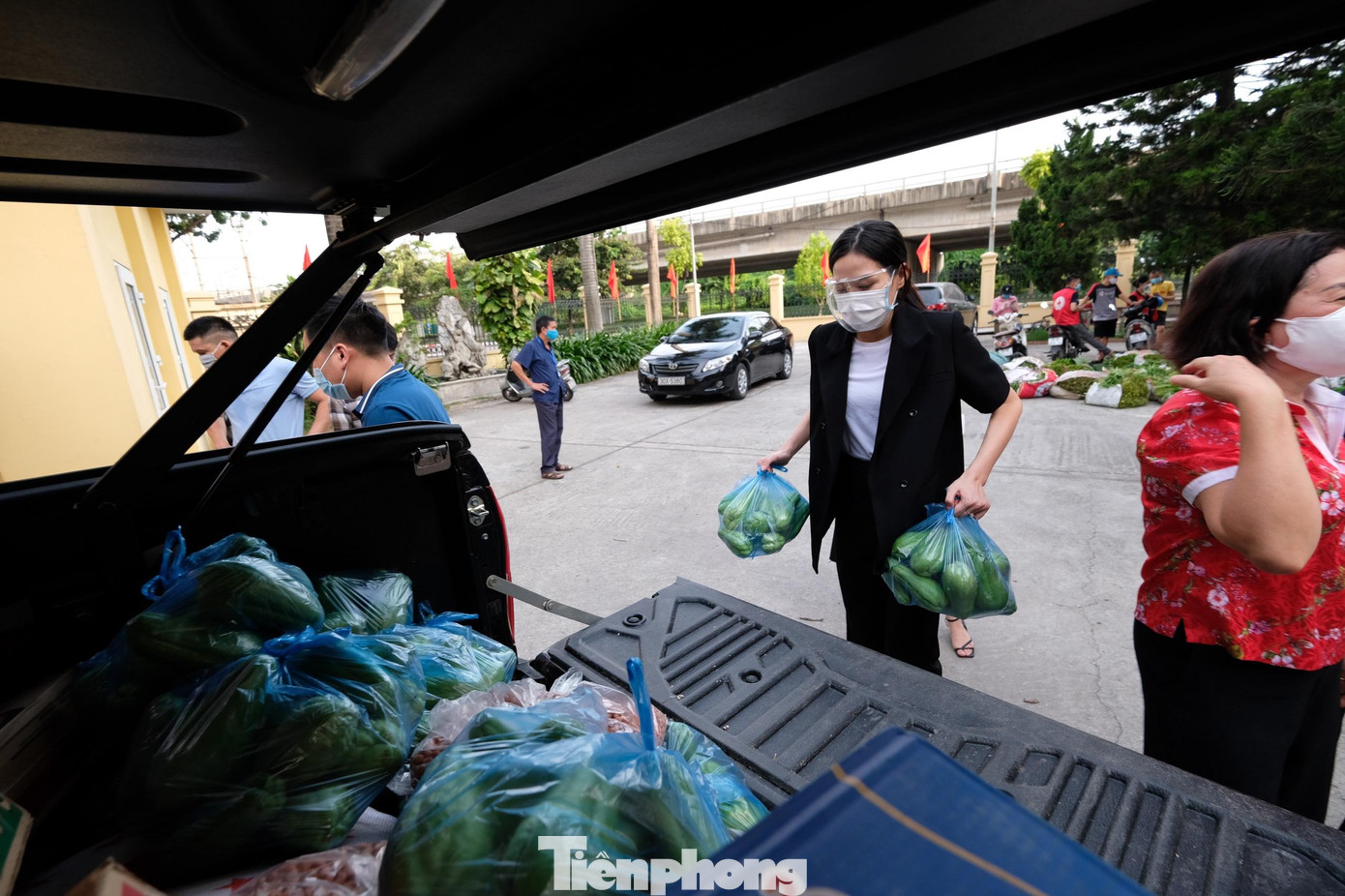 16h, đoàn có mặt tại trụ sở UBND phường Hoàng Liệt (quận Hoàng Mai, TP. Hà Nội) để tiếp nhận nhiều nhu yếu phẩm thiết yếu từ Ủy ban MTTQ Việt Nam tỉnh Bắc Giang ủng hộ người dân Thủ đô Hà Nội. Trong ảnh, hoa hậu Đỗ Thị Hà cùng tham gia tiếp nhận vật phẩm.