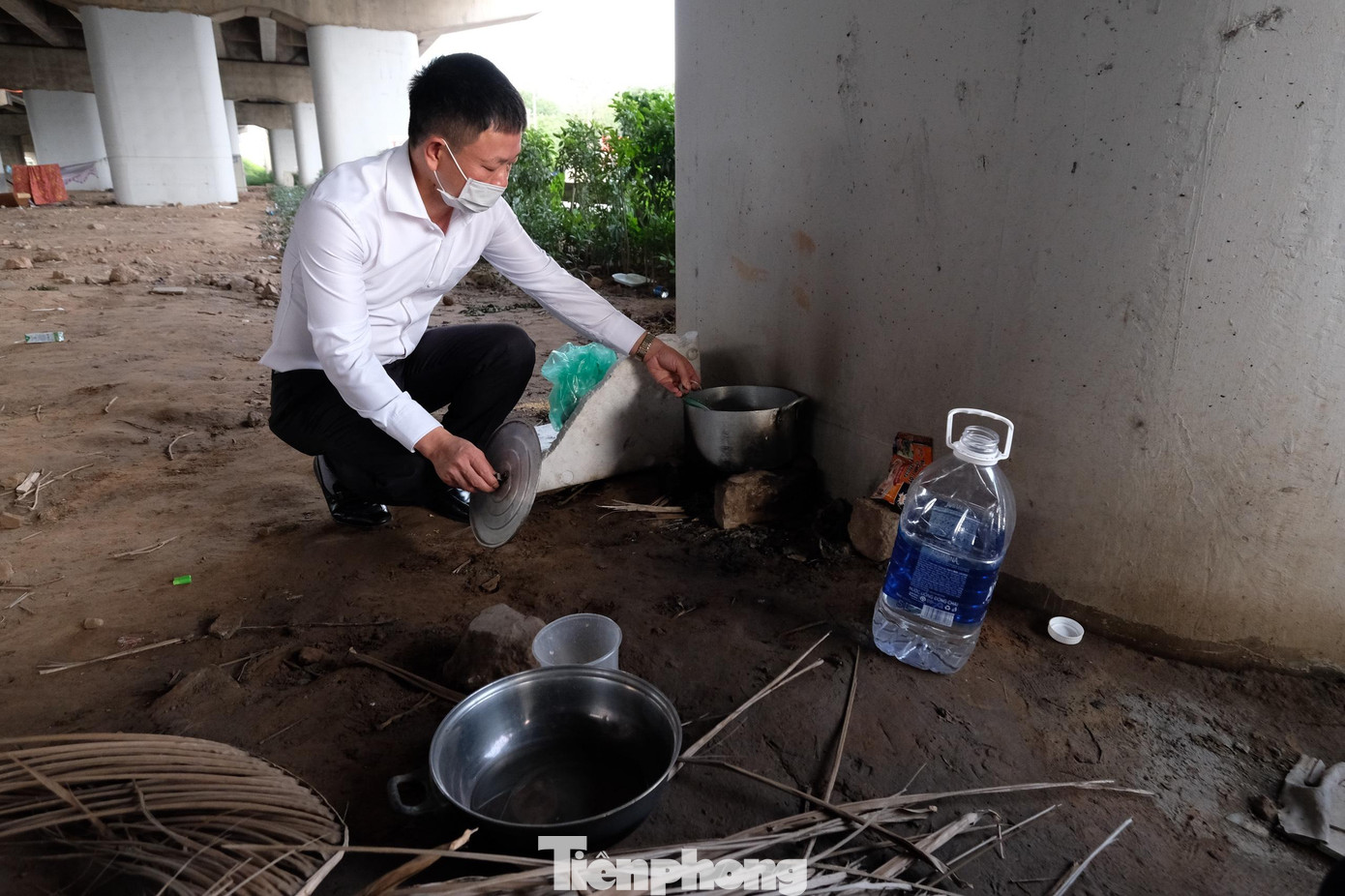 “Thực sự, những món quà mà báo Tiền Phong tặng rất cần thiết với chúng tôi thời điểm này. Thay mặt anh em ở đây, tôi xin gửi lời cảm ơn chân thành tới các anh, chị cán bộ, phóng viên của báo cùng hoa hậu Đỗ Thị Hà, xin cảm ơn các nhà hảo tâm đã đóng góp qua báo Tiền Phong để chúng tôi có những món quà này”, anh Tường, một lao động quê Điện Biên đang mắt kẹt tại đây nói. Hoa hậu Việt Nam năm 2020 Đỗ Thị Hà trao tận tay số tiền 500 nghìn đồng cho người lao động. Chiều cùng ngày, Ban tổ chức chương trình và Hoa hậu Đỗ Thị Hà đã đến thăm xóm chạy thận ở làng Ngọc Hồi, xã Ngọc Hồi, huyện Thanh Trì, Hà Nội. Đây là nơi tập trung bệnh nhân chạy thận đến từ nhiều tỉnh phía Bắc đang chạy thận tại Bệnh viện Đa khoa Nông nghiệp. Số lượng bệnh nhân biến động, hiện có khoảng gần 20 người đang ở trọ tại đây để chữa trị. Trong ảnh: Hoa hậu Đỗ Thị Hà hỏi thăm gia đình mẹ con bà Tho và con gái là chị Nguyễn Thúy đang ở trọ tại đây. Chị Nguyễn Thị Thúy phải chạy thận suốt 18 năm qua. Mới đây, khi vào viện chạy thận, chị bị ngã tại cổng viện và bị gãy xương đùi. Vì thế, bà Tho (mẹ chị Thúy) phải lặn lộn từ Hưng Yên lên chăm sóc chị nhiều ngày nay. "Bác sỹ đã mổ thay khớp hông nhưng tiên lượng rất xấu, bác sỹ nói đang có dấu hiệu bị hoại tử" - bà Tho ngậm ngùi nói. Cách đây không lâu, báo Tiền Phong đã có bài viết về xóm chạy thận này. Sau bài viết, một số nhà hảo tâm đã trao tặng tiền và lương thực cho các bệnh nhân. Các bệnh nhân tại đây cho biết, lương thực và đồ ăn học đã được chính quyền địa phương và các nhà hảo tâm quan tâm đầy đủ. Nhưng họ vẫn đứng trước nhiều khó khăn vì dịch bệnh, không thể đi làm thêm, trong khi viện phí tăng lên do phải trả thêm chi phí test COVID-19. “Với số tiền 2 triệu đồng/người mà chương trình trao tặng, chúng tôi không còn phải lo lắng chi phí đi viện trong những ngày tới. Không biết nói gì hơn, tôi thay mặt mọi người trong xóm gửi lời cảm ơn sâu sắc tới báo Tiền Phong”, ông Phạm Văn Hồng bày tỏ khi trao đổi với hoa hậu Đỗ Thị Hà. Trình duyệt của bạn không hỗ trợ hiển thị video. Clip: Ban tổ chức chương trình và hoa hậu Đỗ Thị Hà thăm xóm chạy thận và lao động sống dưới gầm vành đai 3 Hà Nội.