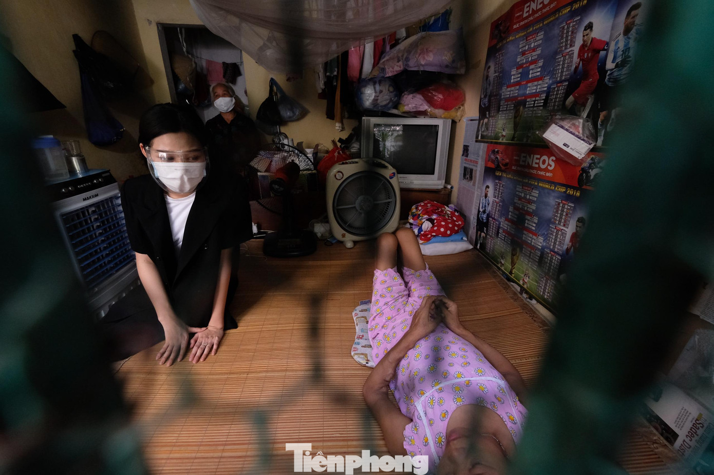 Chị Nguyễn Thị Thúy phải chạy thận suốt 18 năm qua. Mới đây, khi vào viện chạy thận, chị bị ngã tại cổng viện và bị gãy xương đùi. Vì thế, bà Tho (mẹ chị Thúy) phải lặn lộn từ Hưng Yên lên chăm sóc chị nhiều ngày nay. "Bác sỹ đã mổ thay khớp hông nhưng tiên lượng rất xấu, bác sỹ nói đang có dấu hiệu bị hoại tử" - bà Tho ngậm ngùi nói. Cách đây không lâu, báo Tiền Phong đã có bài viết về xóm chạy thận này. Sau bài viết, một số nhà hảo tâm đã trao tặng tiền và lương thực cho các bệnh nhân. Các bệnh nhân tại đây cho biết, lương thực và đồ ăn học đã được chính quyền địa phương và các nhà hảo tâm quan tâm đầy đủ. Nhưng họ vẫn đứng trước nhiều khó khăn vì dịch bệnh, không thể đi làm thêm, trong khi viện phí tăng lên do phải trả thêm chi phí test COVID-19. “Với số tiền 2 triệu đồng/người mà chương trình trao tặng, chúng tôi không còn phải lo lắng chi phí đi viện trong những ngày tới. Không biết nói gì hơn, tôi thay mặt mọi người trong xóm gửi lời cảm ơn sâu sắc tới báo Tiền Phong”, ông Phạm Văn Hồng bày tỏ khi trao đổi với hoa hậu Đỗ Thị Hà. Trình duyệt của bạn không hỗ trợ hiển thị video. Clip: Ban tổ chức chương trình và hoa hậu Đỗ Thị Hà thăm xóm chạy thận và lao động sống dưới gầm vành đai 3 Hà Nội.