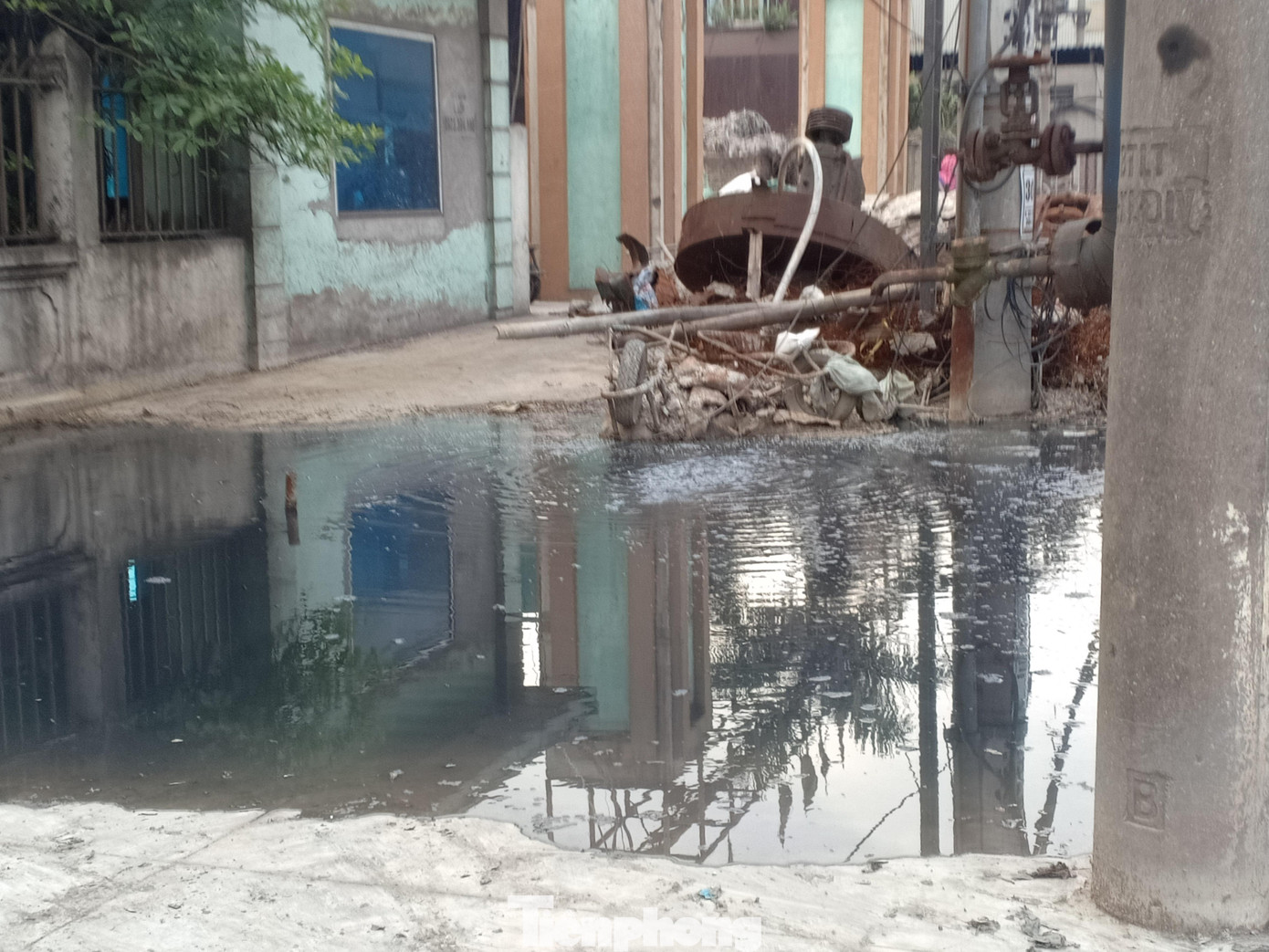 Nhưng, đắp chỗ nọ, nước lại tràn qua chỗ kia, khiến cho nhiều tuyến đường lúc nào cũng lênh láng nước thải, sủi bọt.