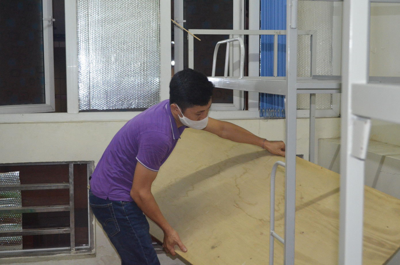 Anh Nguyễn Khánh Lê dọn dẹp phòng trọ để chuẩn bị đón những hoàn cảnh cơ nhỡ về ở miễn phí.