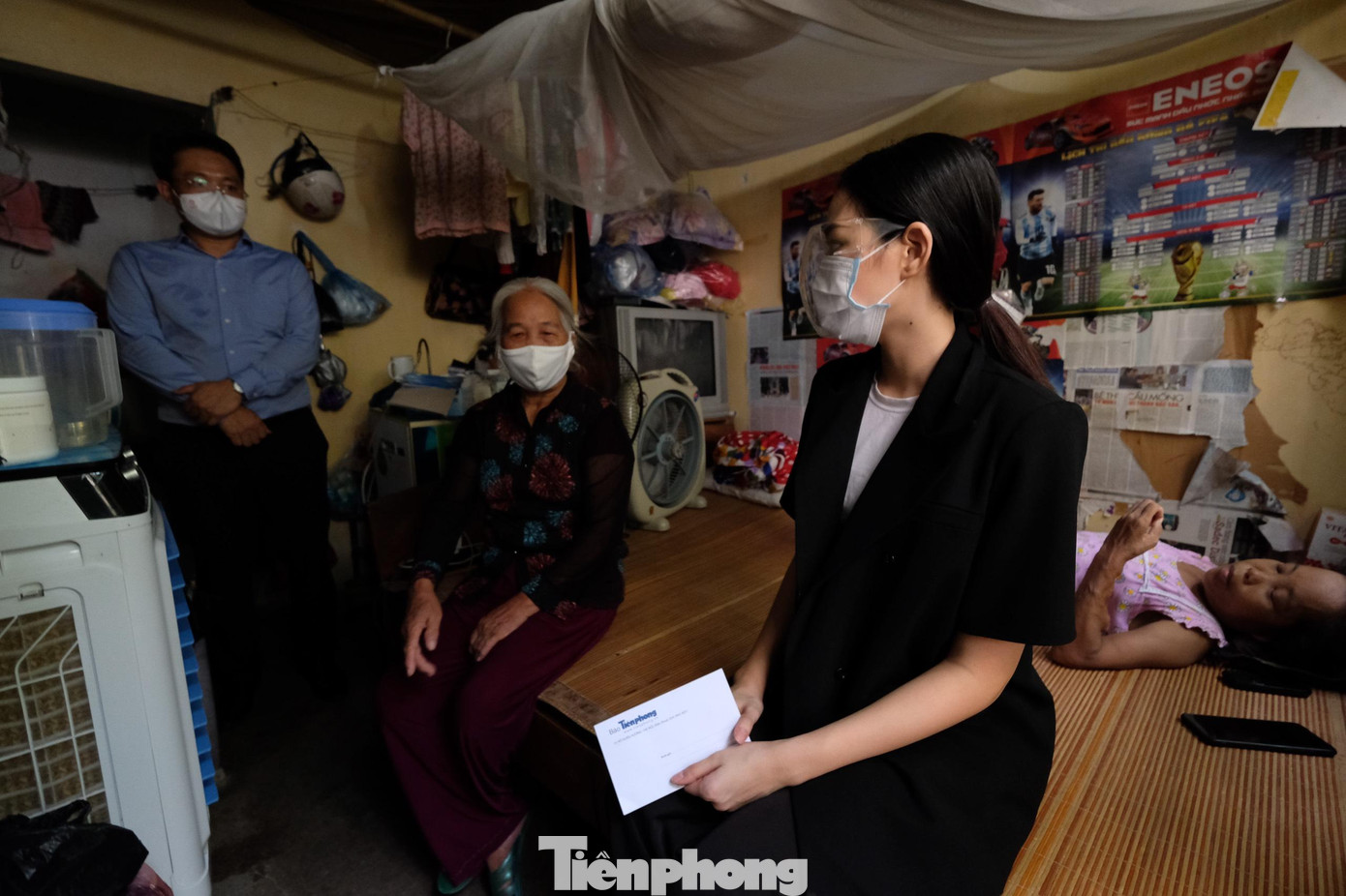 Chiều cùng ngày, Ban tổ chức chương trình và Hoa hậu Đỗ Thị Hà đã đến thăm xóm chạy thận ở làng Ngọc Hồi, xã Ngọc Hồi, huyện Thanh Trì, Hà Nội. Đây là nơi tập trung bệnh nhân chạy thận đến từ nhiều tỉnh phía Bắc đang chạy thận tại Bệnh viện Đa khoa Nông nghiệp. Số lượng bệnh nhân biến động, hiện có khoảng gần 20 người đang ở trọ tại đây để chữa trị. Trong ảnh: Hoa hậu Đỗ Thị Hà hỏi thăm gia đình mẹ con bà Tho và con gái là chị Nguyễn Thúy đang ở trọ tại đây.