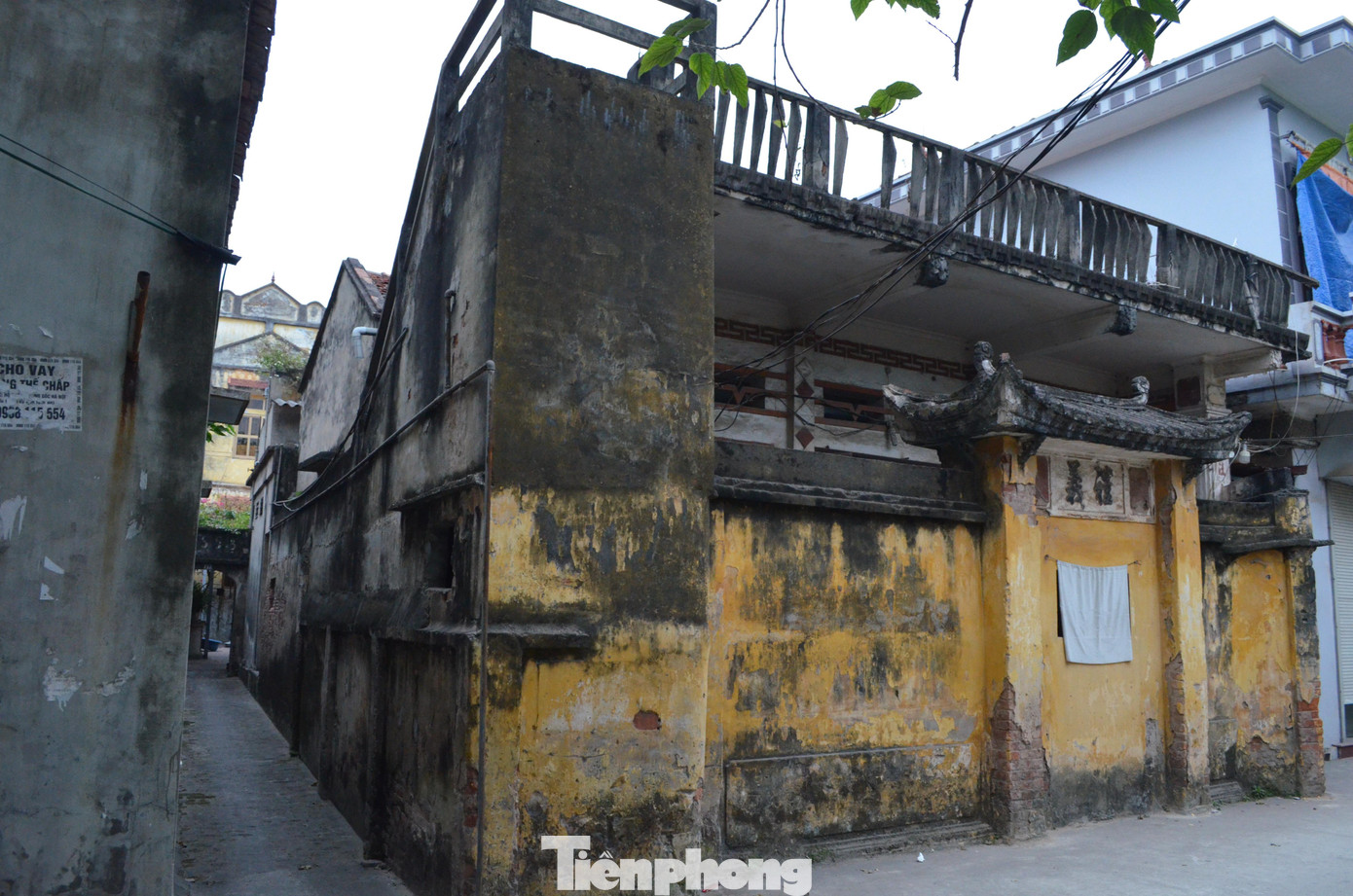 Làng Cự Đà theo lối kiến trúc truyền thống làng Việt theo hình xương cá. Từ đường chính của làng tỏa ra hàng chục con ngõ nhỏ và dẫn vào các xóm.