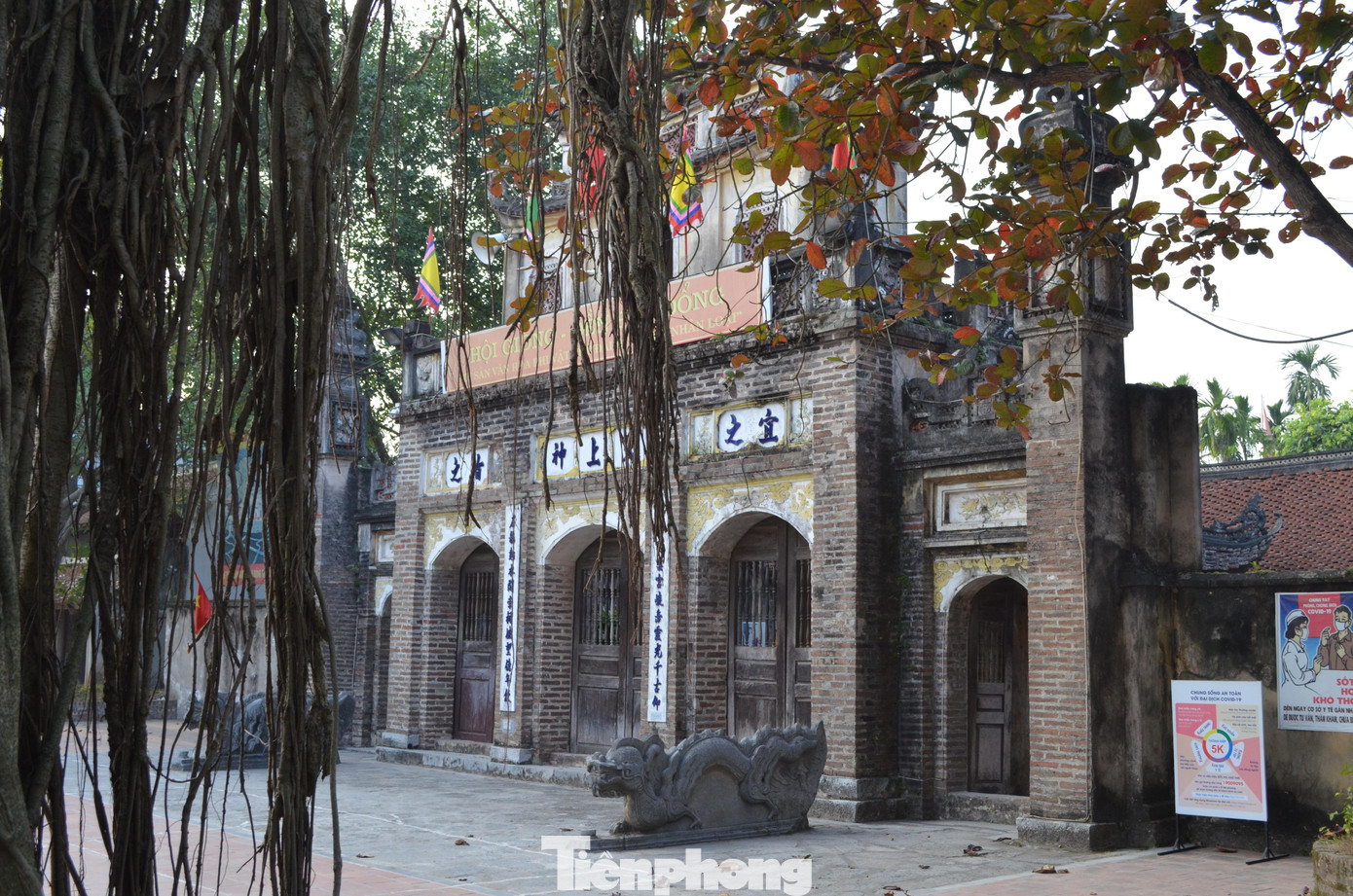 Ngày 9/12/2013, Thủ tướng Chính phủ đã ban hành Quyết định số 2383/QĐ-TTG về việc xếp hạng di tích Quốc gia đặc biệt đối với khu di tích Đền Phù Đổng. Trong ảnh: Đền Thượng (đền thờ Thánh Gióng). Theo truyền thuyết, đền có từ thời Hùng Vương và được dựng trên nền nhà cũ của mẹ Gióng. Đến thế kỷ XI, vua Lý Thái Tổ cho tu bổ đền.