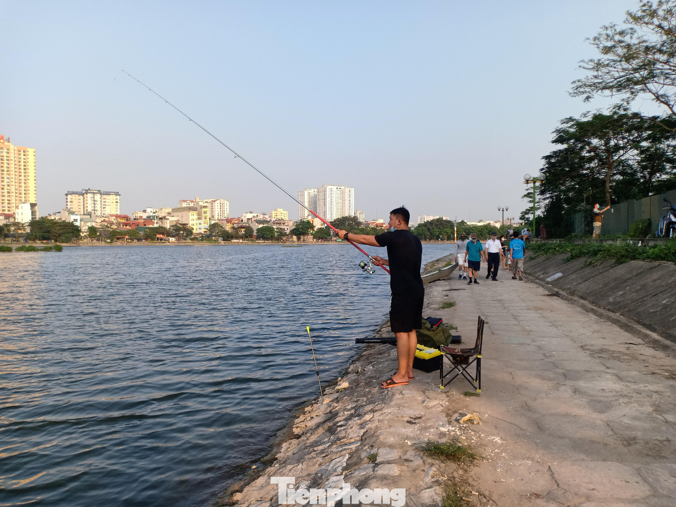 Tình trạng biến hồ điều hoà Định Công thành nơi kinh doanh dịch vụ câu cá vẫn chưa có dấu hiệu dừng lại. Tình trạng biến hồ điều hoà Định Công thành nơi kinh doanh dịch vụ câu cá vẫn chưa có dấu hiệu dừng lại.