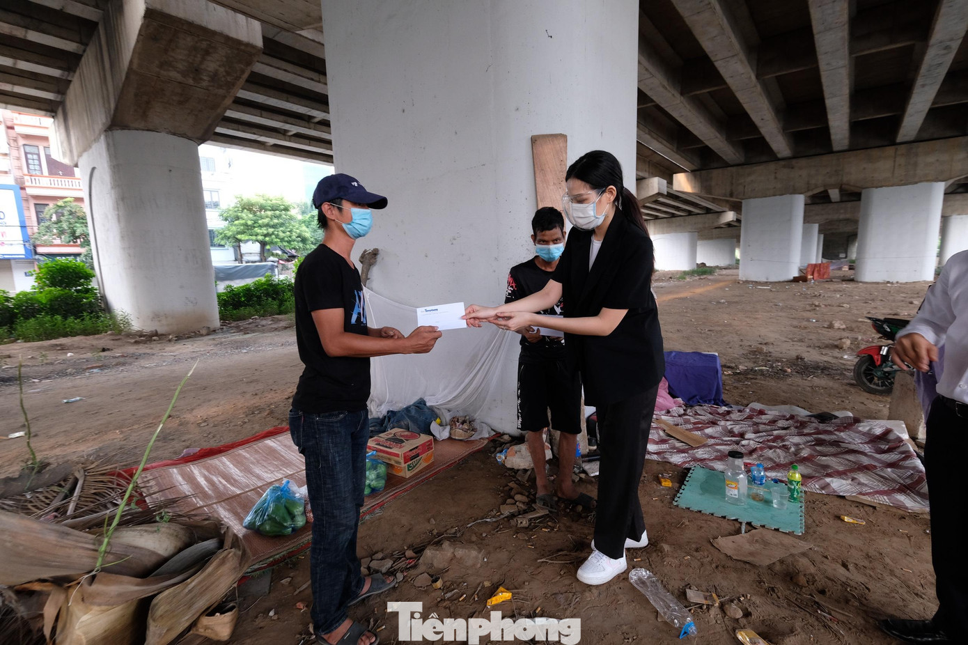 Hoa hậu Việt Nam năm 2020 Đỗ Thị Hà trao tận tay số tiền 500 nghìn đồng cho người lao động.