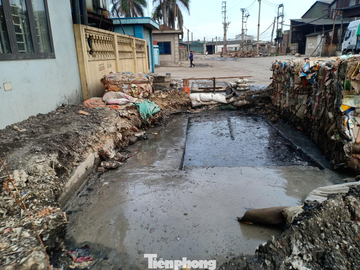 Nhiều cơ sở sản xuất dùng giấy vụn, bao tải đất để đắp bờ, ngăn nước thải không tràn vào xưởng.