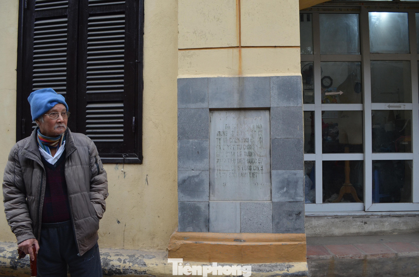 Trong ảnh: Cụ Trịnh Cơ - người làng, đứng bên tấm bia ghi chiến công trận Cự Đà năm ấy được khắc gần cửa ngôi nhà.