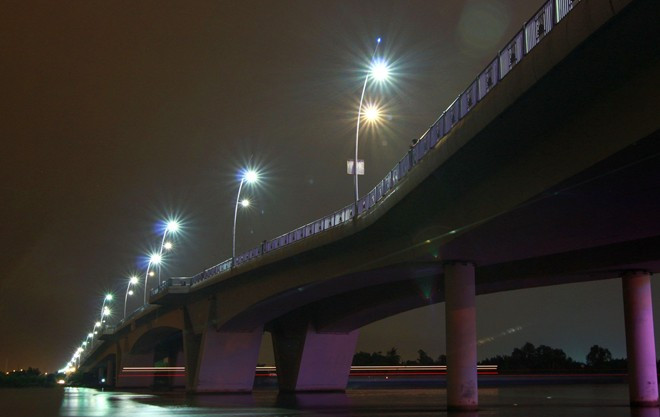 Khu vực dưới gầm cầu Thủ Thiêm cũng là địa điểm hen hò thú vị, yên tĩnh và riêng tư hơn rất nhiều so với trên cầu