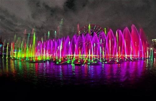 Thế giới màu sắc tuyệt đẹp ở đài phun nước Lâu đài lung linh sắc màu của Công chúa ngủ trong rừng Mặt ngoài của Thế giới thu nhỏ được lắp đặt hàng ngàn bóng đèn đủ màu sắc để thắp sáng trong suốt lễ Giáng sinh Góc nhìn qua cây thông Noel cao 18,2m đến Cây thông cao 18,2m cùng những hộp quà xinh xắn đầy sắc màu tạo nên một không khí đặc biệt của Giáng sinh Lâu đài công chúa ngủ trong rừng được trang hoàng với hàng ngàn bóng đèn băng tuyết cho mùa Giáng sinh Khung cảnh phim Lâu đài ma ám của đạo diễn Tim Burton kết hợp cùng Halloween làm tăng thêm sự thú vị và rùng rợn cho mùa Giáng sinh.