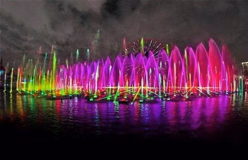 Thế giới màu sắc tuyệt đẹp ở đài phun nước Lâu đài lung linh sắc màu của Công chúa ngủ trong rừng Mặt ngoài của Thế giới thu nhỏ được lắp đặt hàng ngàn bóng đèn đủ màu sắc để thắp sáng trong suốt lễ Giáng sinh Góc nhìn qua cây thông Noel cao 18,2m đến Cây thông cao 18,2m cùng những hộp quà xinh xắn đầy sắc màu tạo nên một không khí đặc biệt của Giáng sinh Lâu đài công chúa ngủ trong rừng được trang hoàng với hàng ngàn bóng đèn băng tuyết cho mùa Giáng sinh Khung cảnh phim Lâu đài ma ám của đạo diễn Tim Burton kết hợp cùng Halloween làm tăng thêm sự thú vị và rùng rợn cho mùa Giáng sinh.