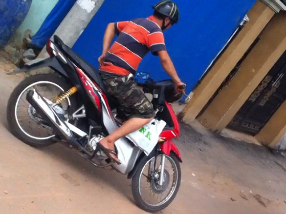 Quý đang trên đường giao bài “ám hiệu” nhận dạng ở một quán cà phê tại thị xã Dĩ An (Bình Dương)