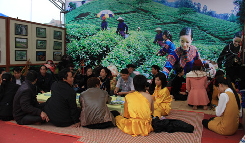 Trong lễ hội Lồng Tồng, du khách được nghe hát then, ăn các món ăn quê hương như cơm lam, thịt nhắng nướng... Trong ảnh: Hát then tại CLB trà Thái Nguyên. Ảnh: Trường Phong