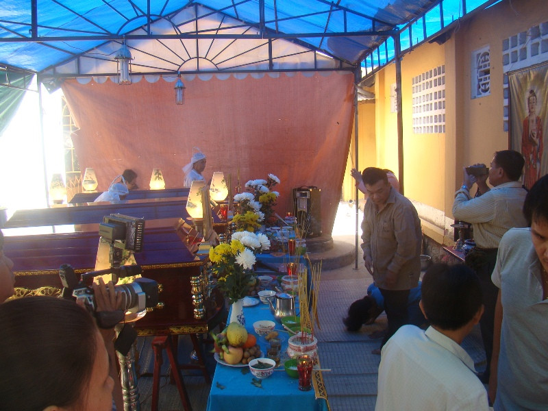 Các nạn nhân được quàn trong sân nhà chùa