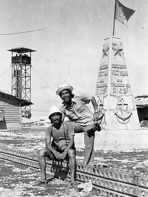 Nhà báo Nguyễn Viết Thái (phải) và nhà báo Phạm Đình Quát tại đảo Trường Sa Lớn Ảnh: Nguyễn Viết Thái 