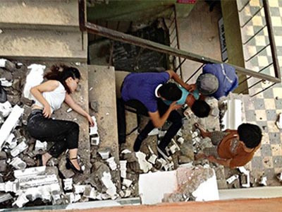 Cô gái bất tỉnh sau khi rơi xuống (Ảnh: Dân trí). Cô gái bất tỉnh sau khi rơi xuống (Ảnh: Dân trí)