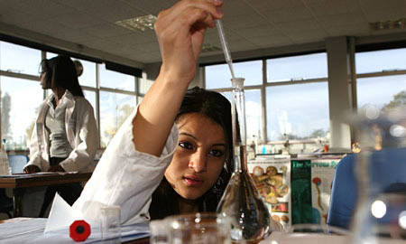 Phòng thí nghiệm là thứ xa xỉ và hiếm hoi trong trường học Trung Quốc. Ảnh: Internet . Phòng thí nghiệm là thứ xa xỉ và hiếm hoi trong trường học Trung Quốc. Ảnh: Internet